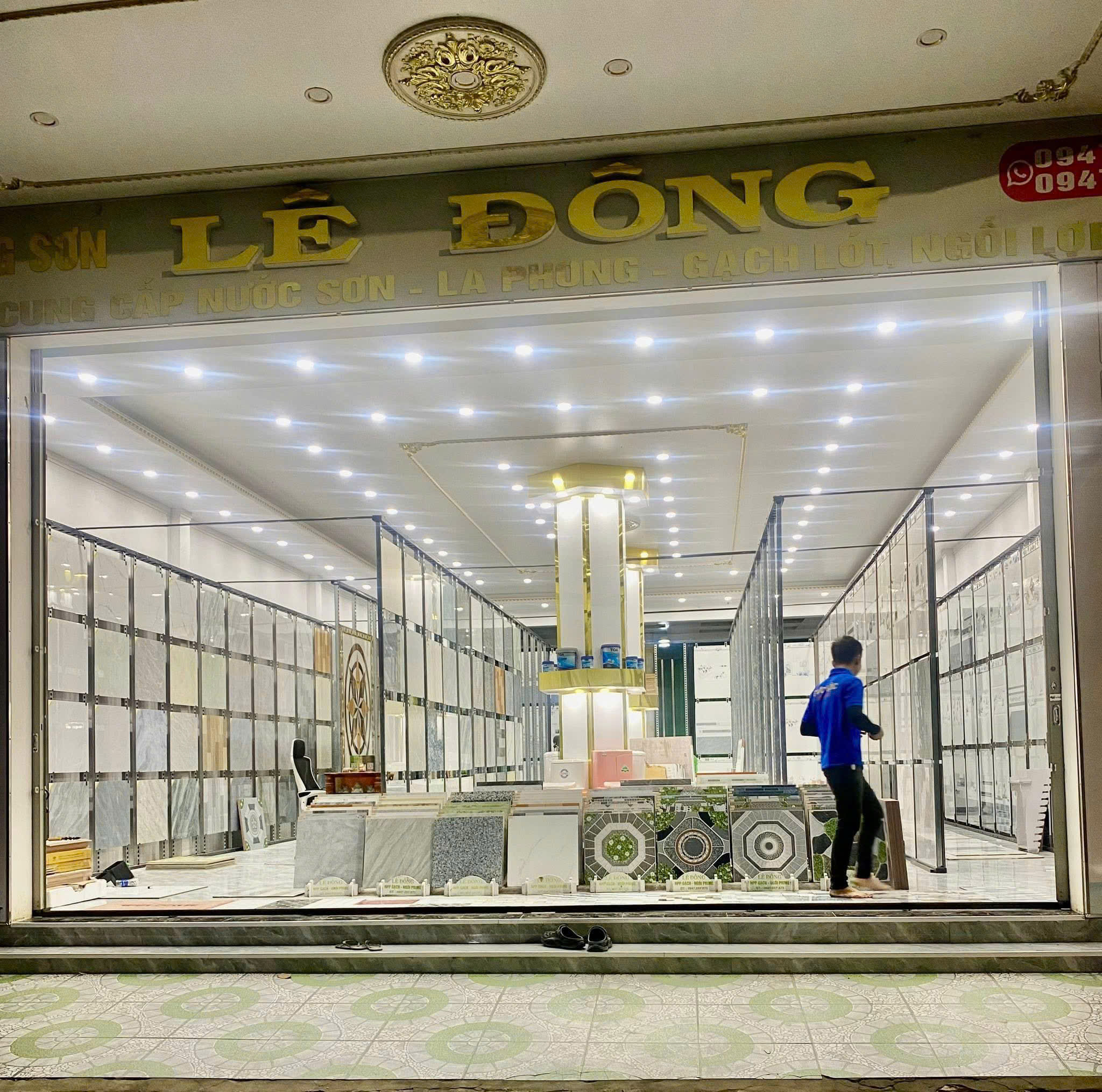 Gạch men và la phông tại Cửa hàng sơn Lê Đông